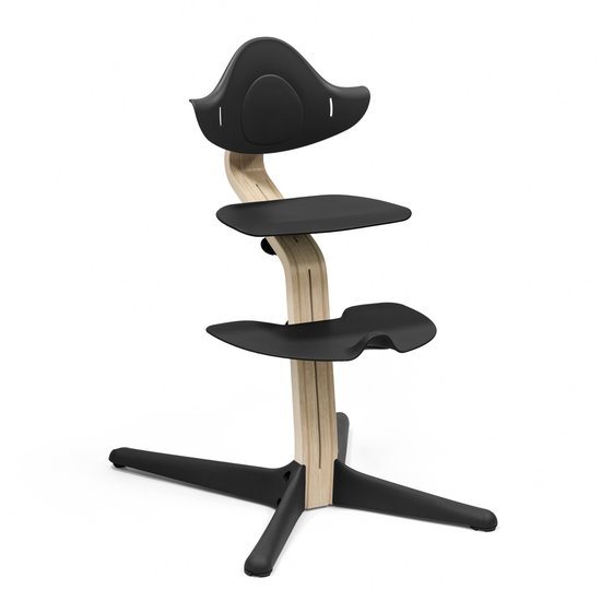 Stokke Nomi stoel, zwart / natuurlijk - Stimuleert actief zitten - Zonder gereedschap te verstellen - Inclusief stabiele voetsteun en anti-kantelwielen - Kan tot 150 kg dragen